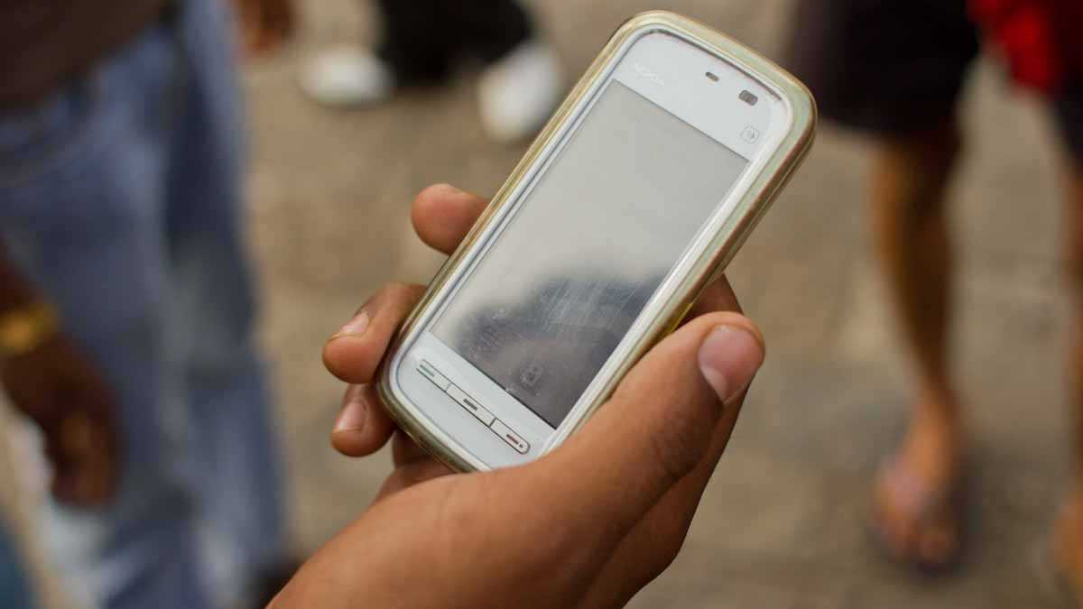  (Image courtesy of <a href='https://commons.wikimedia.org/wiki/File:Mumbai_Guy_on_phone_November_2011_-2-5_Closeup.jpg'>Wikimedia Commons</a>) 