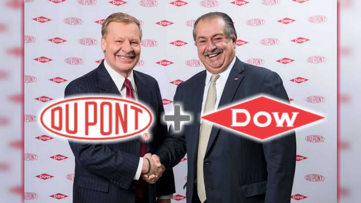  DuPont CEO Ed Breen shakes had with Dow Chemical CEO Andrew Liveris after announcing their companies' merger into DowDuPont. (photo courtesy DuPont) 