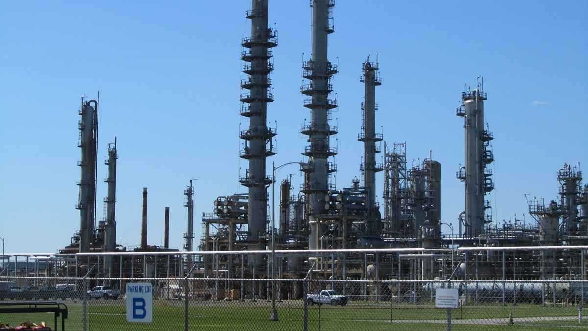  The refinery near Delaware City has been fined for violating a state order and shipping 35.7 million gallons of crude oil to unauthorized facilities. (File/WHYY) 