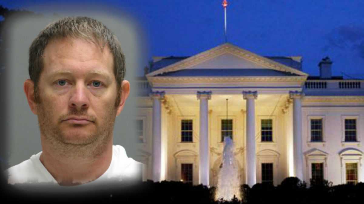  This booking photo provided by the Delaware Department of Justice shows Lee Robert Moore. Federal authorities say Moore, a Secret Service agent from Maryland, sent obscene images and texts to someone he thought was a young Delaware girl, sometimes doing it while on duty at the White House. (Delaware Department of Justice via AP) 