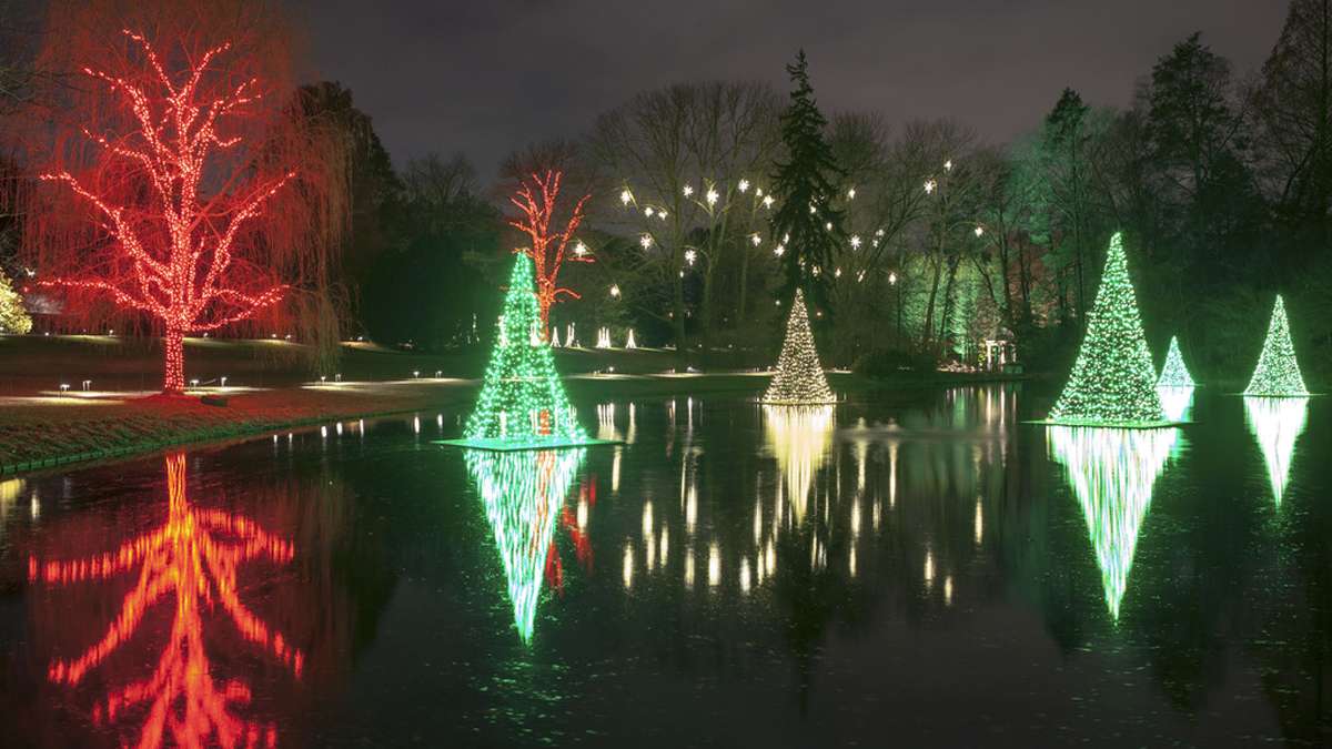 The exhibit boosts more than a half-million lights, dancing fountains, and live performances. (Image courtesy of Longwood Gardens)