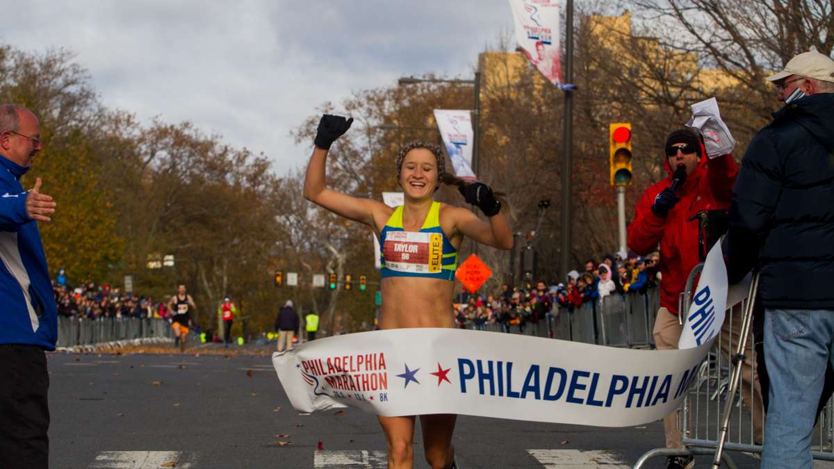 American runner Taylor Ward takes first place in the women's division with a time of 2:36:23.