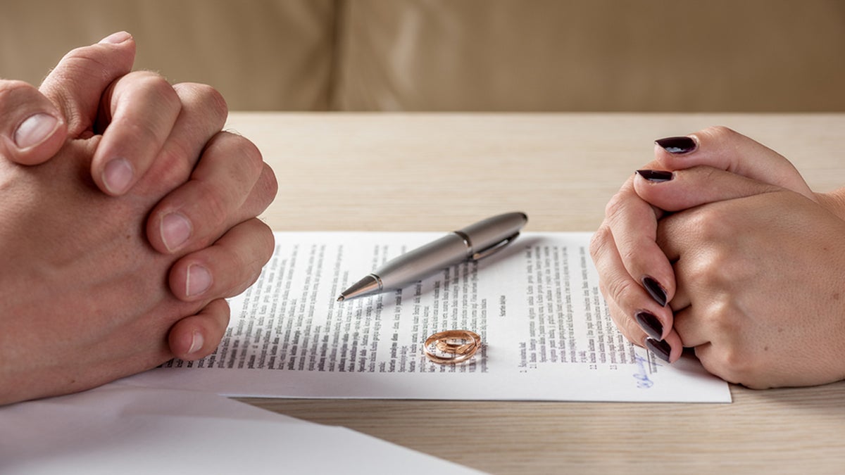  (<a href='https://www.bigstockphoto.com/image-148684790/stock-photo-hands-of-wife-and-husband-signing-divorce-documents-or-premarital-agreement'>Krivinis</a>/Big Stock Photo) 