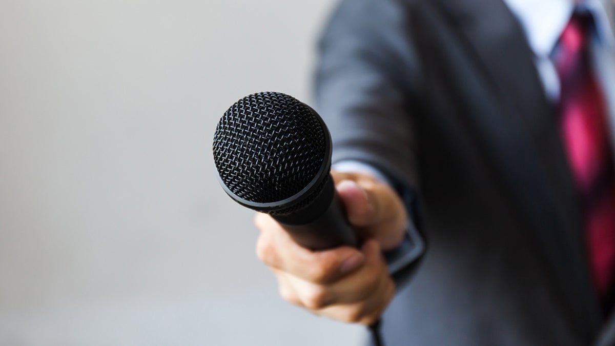  (<a href='https://www.bigstockphoto.com/image-124632608/stock-photo-man-in-business-suit-holding-a-microphone-conducting-a-business-interview%2C-journalist-reporting%2C-pub'>twinsterphoto</a>/Big Stock Photo) 