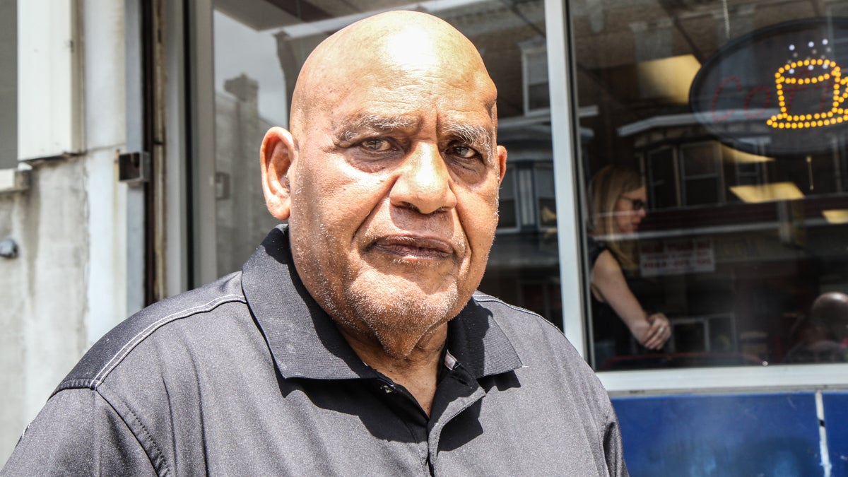  Democratic Mayoral candidate Milton Street dines at Richmond’s at 22nd and Lehigh Avenue. (Kimberly Paynter/WHYY) 