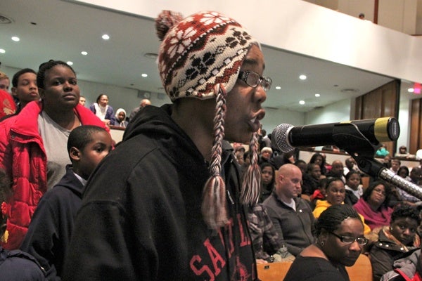 <p>Aikia Adams argues that her two young children will have to travel too far through unsafe neighborhoods if their school is closed. (Emma Lee/for NewsWorks)</p>
