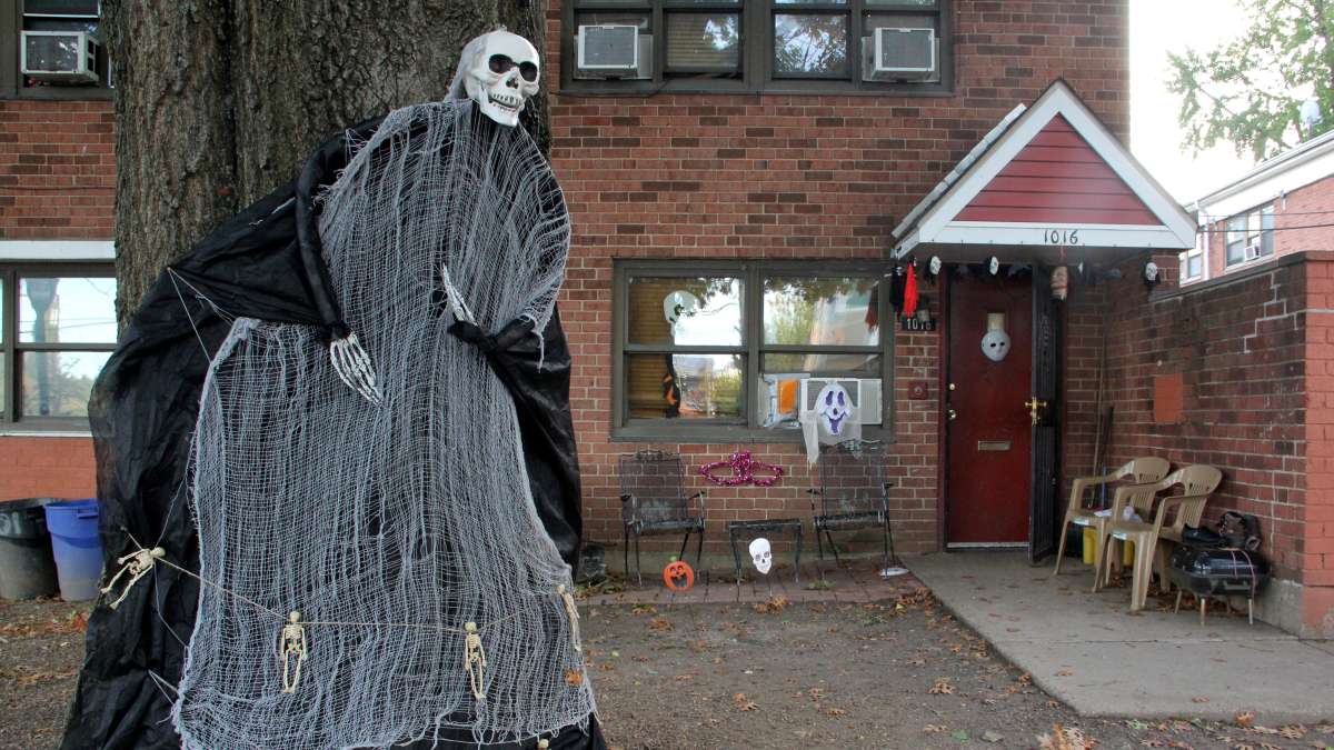 A Norris Homes apartment is decorated for Halloween. The public housing project will soon be demolished and rebuilt. Many of its residents hope to return in 2020. (Emma Lee/WHYY)