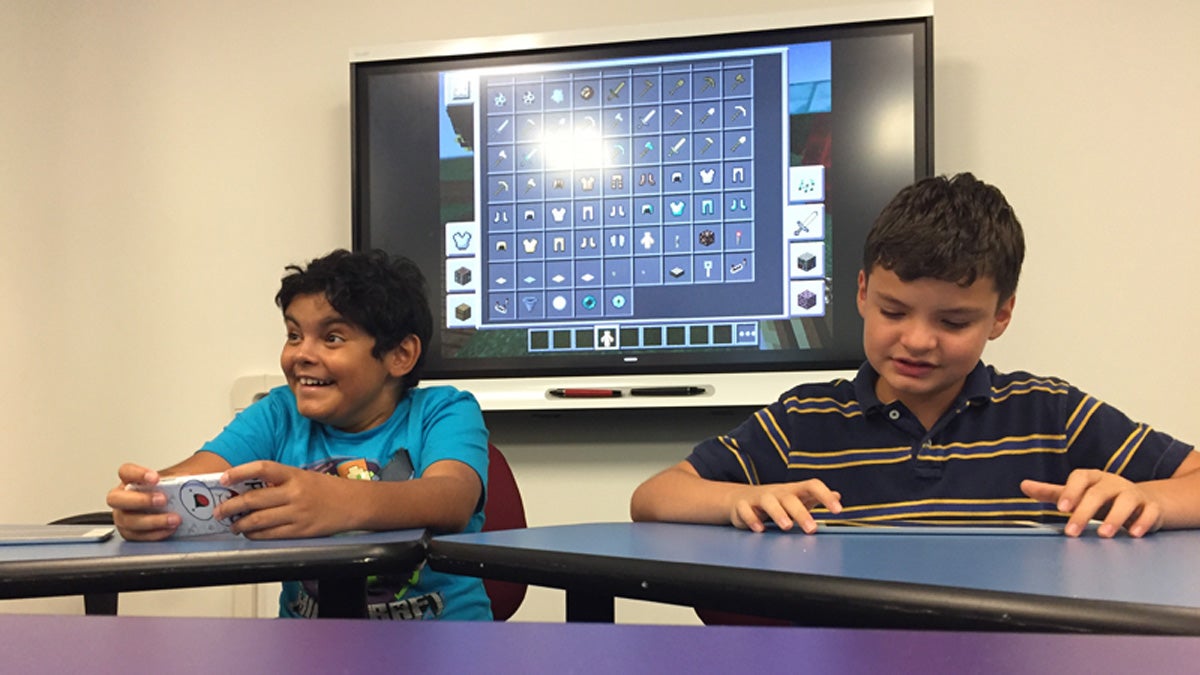  Lucas Gonzalez (left) and Omaury Negron play Minecraft. (Avi Wolfman-Arent/WHYY) 