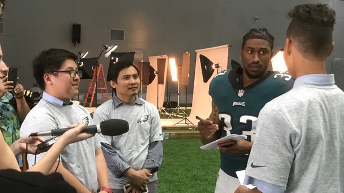 Students from Healthy NewsWorks interview Philadelphia Eagles players  Ron Brooks.(Susan Greenbaum/for NewsWorks) 