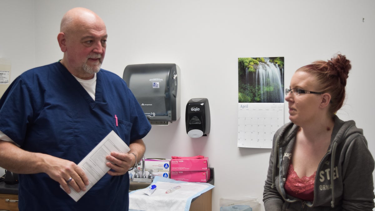  Dr. John Zimmerly reassures one of his pregnant patients, Kim. (Elizabeth Fiedler/WHYY) 