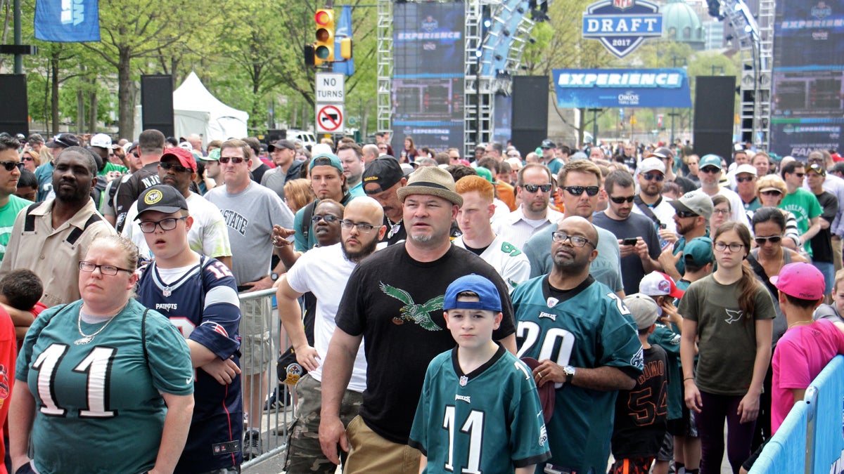  Football fans line up for the NFL Draft Experience on the Ben Franklin Parkway. (Emma Lee/WHYY) 