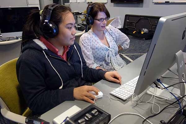 <p><p>Volunteer Erin Mishkin gives Yingci Chen some pointers on digital editing. (Jeanette Woods/NewsWorks)</p></p>
