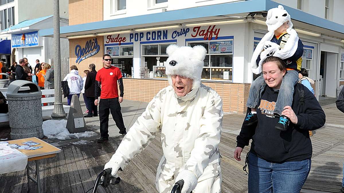 Taking a stroll on the Rehoboth boardwalk past the iconic Dolle's. (Chuck Snyder/for NewsWorks)