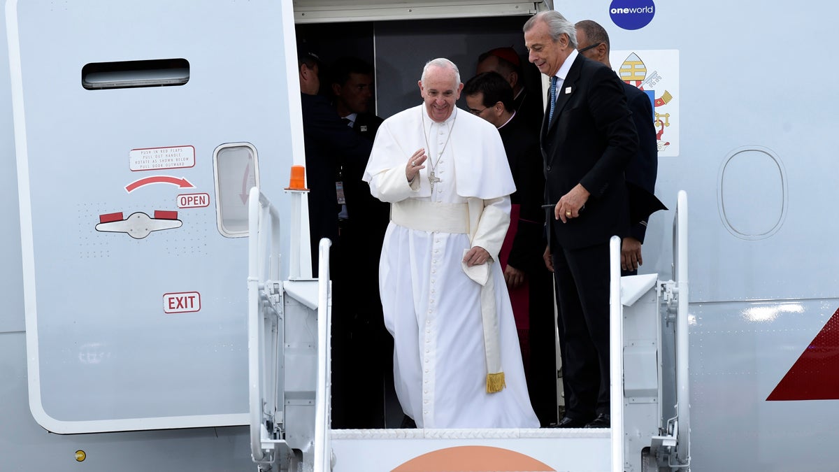  Pope Francis is greeted as he arrives at Philadelphia International Airport in Philadelphia, Saturday, Sept. 26, 2015. The Pope will spend the last two of his six days in the U.S. in Philadelphia as the star attraction at the World Meeting of Families, a conference for more than 18,000 people from around the world that has been underway as the pope traveled to Washington and New York. (AP Photo/Susan Walsh) 