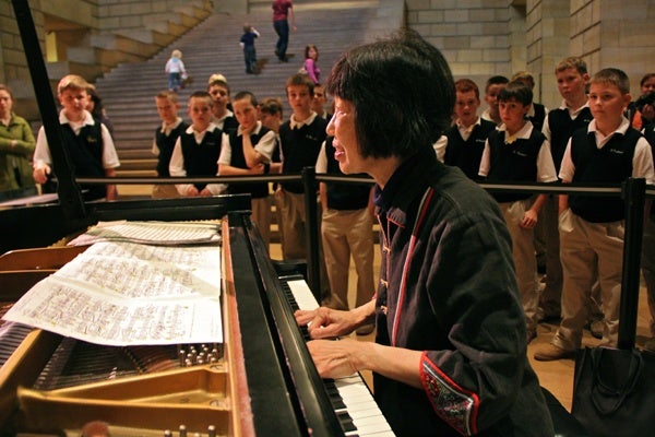 <p>A school group at the Philadelphia Art Museum stops to watch and listen as Margaret Leng Tan prepares a piano for her performance of John Cage's music for film. (Emma Lee/for NewsWorks)</p>
