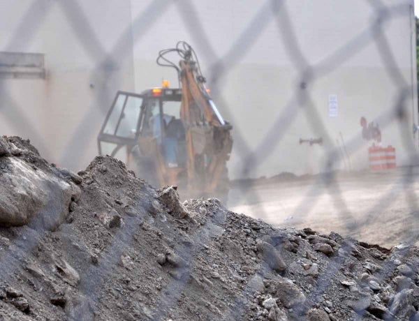 Construction is underway at Chelten Plaza. (Kristen Mosbrucker/for NewsWorks)