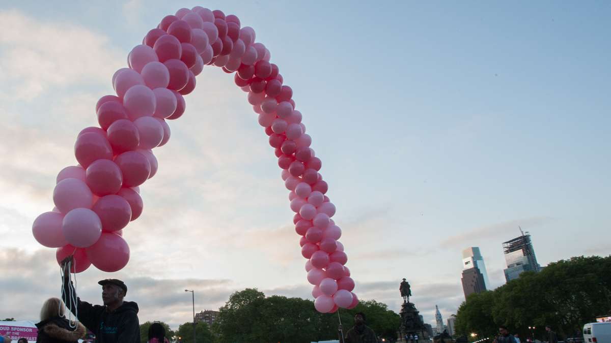 Noel Murray (left) and Lavon Mason set up the balloon arches on the steps of the Philadelphia Museum of Art.