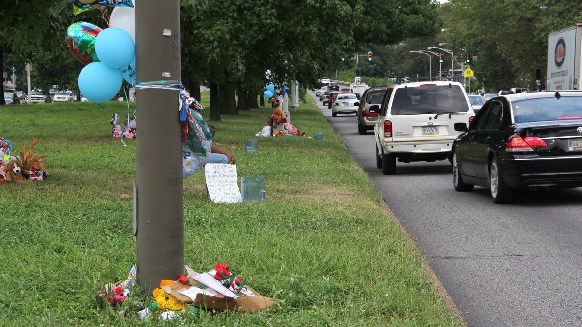  Memorials mark the area of Roosevelt Boulevard near 2nd Street where Samara Banks and three children were killed as they attempted to cross the 12-lane roadway. (Emma Lee/for NewsWorks) 