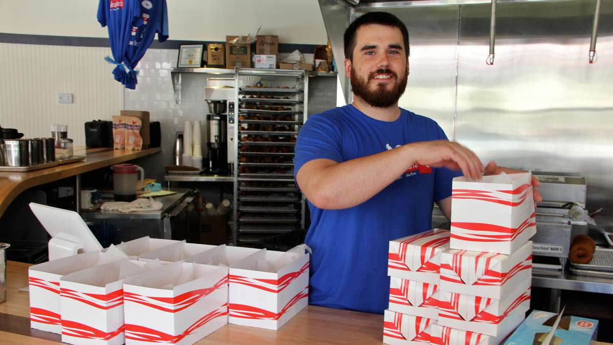 Stephen Henneman sets up boxes for Federal Donuts' popular fried chicken. (Emma Lee/WHYY)