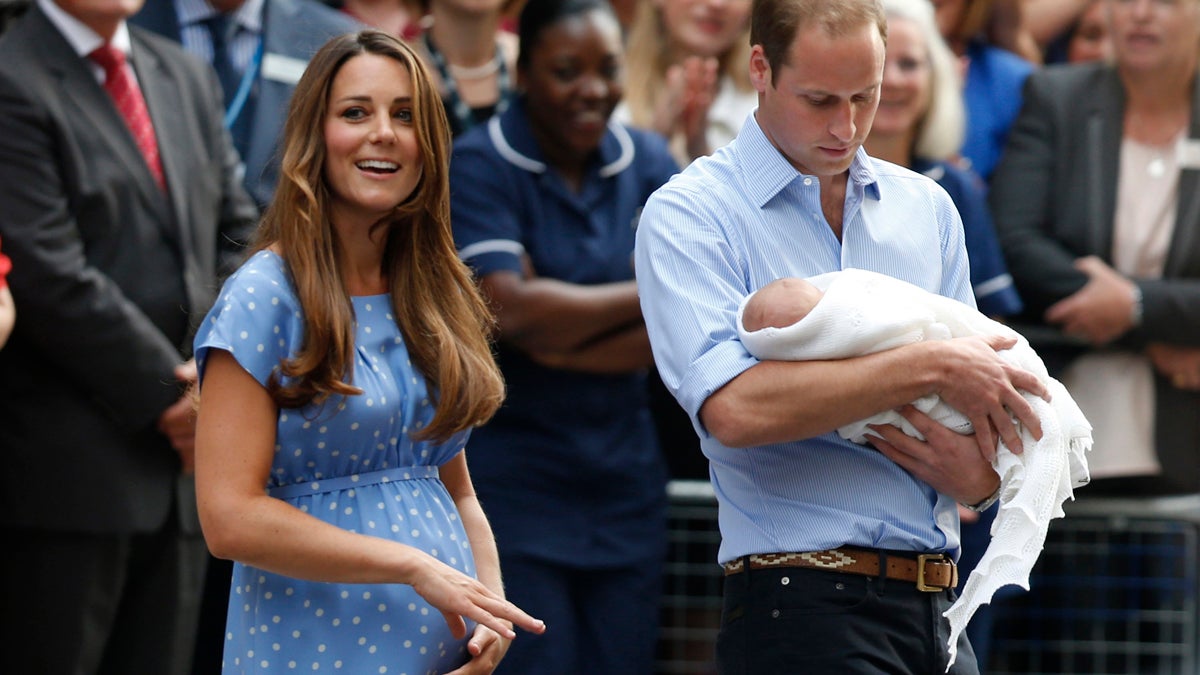  Britain's Prince William, right, and Kate, Duchess of Cambridge hold the Prince of Cambridge, Tuesday, July 23, 2013.  (AP Photo/Sang Tan) 