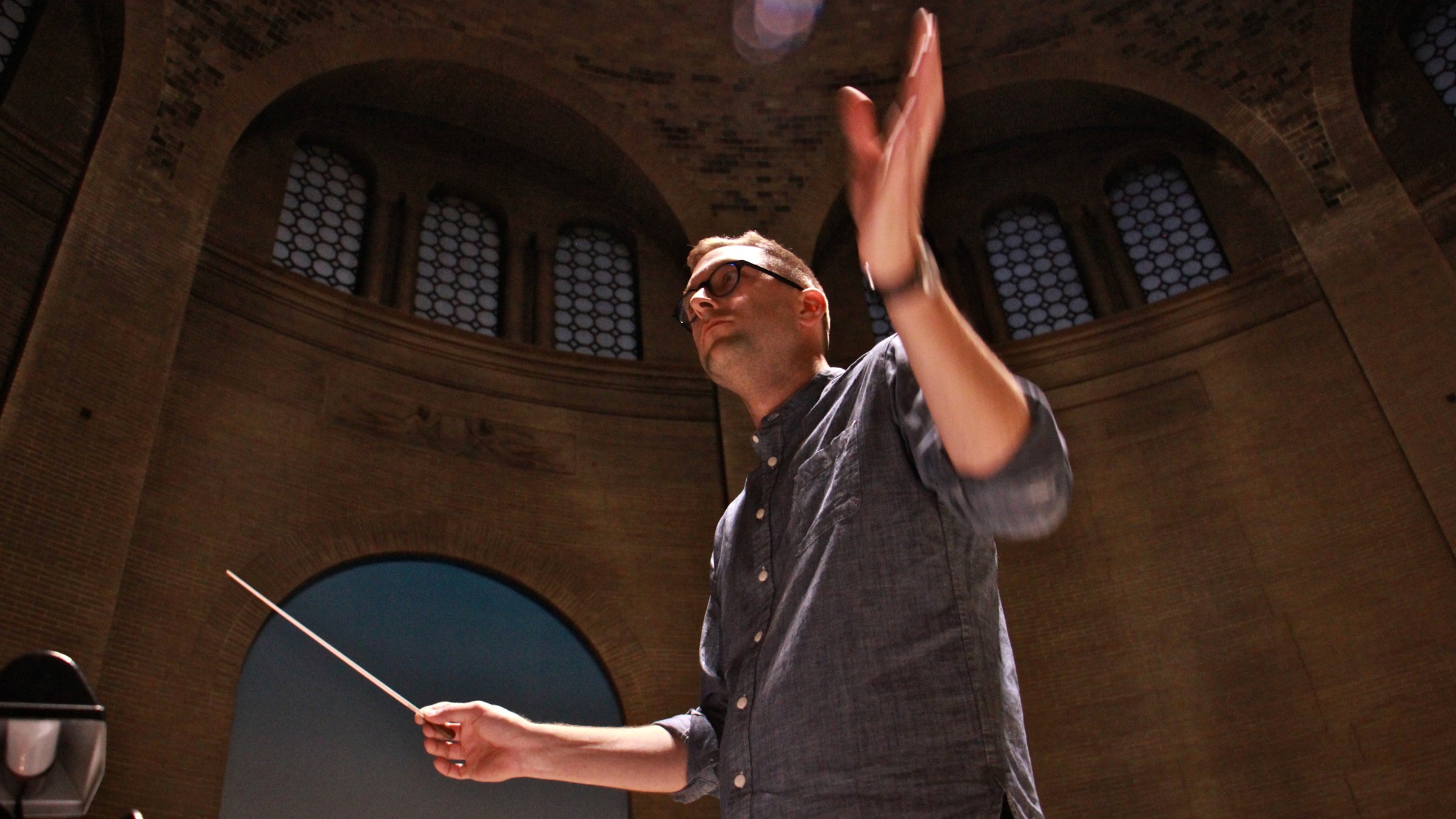  Composer Scott Ordway conducts a rehearsal of 'Tonight We Tell the Secrets of the World' in the Penn Museum's Chinese Rotunda. (Emma Lee/WHYY) 