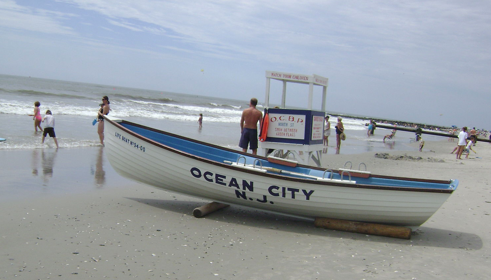  By BJ Neary (OC beach patrol boat) [CC BY-SA 2.0 (http://creativecommons.org/licenses/by-sa/2.0)], via Wikimedia Commons 