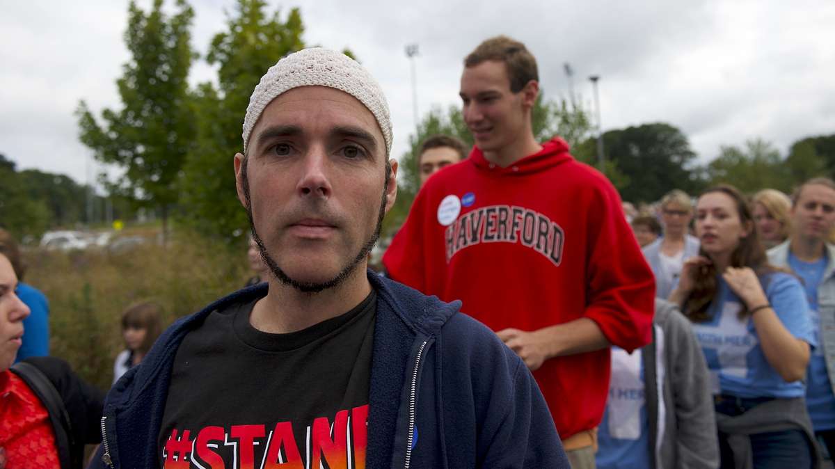 Jonathan Lee Riches waits outside an Oct. 4, 2016, Family Town Hall event with Hillary and Chelsea Clinton, in Haverford, Pennsylvania, where he claims to be a Muslim supporter of the Democratic presidential nominee while the same man was seen three days earlier claiming to be a Muslim supporting Trump at a rally in Manheim. (Bastiaan Slabbers for NewsWorks)