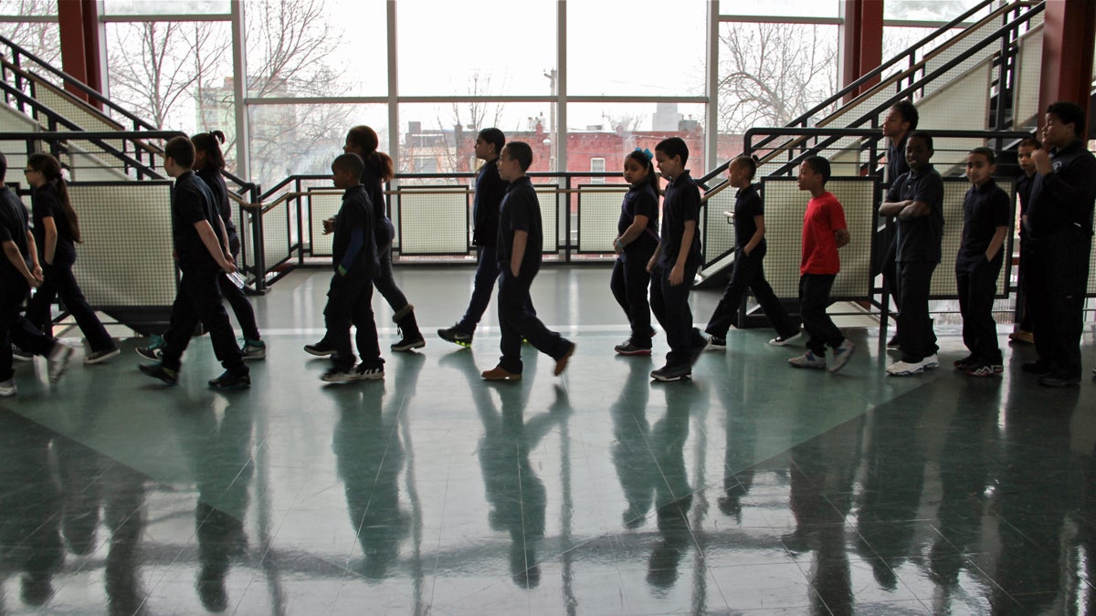  Students walk the halls at De Burgos Elementary School. (Emma Lee/WHYY) 