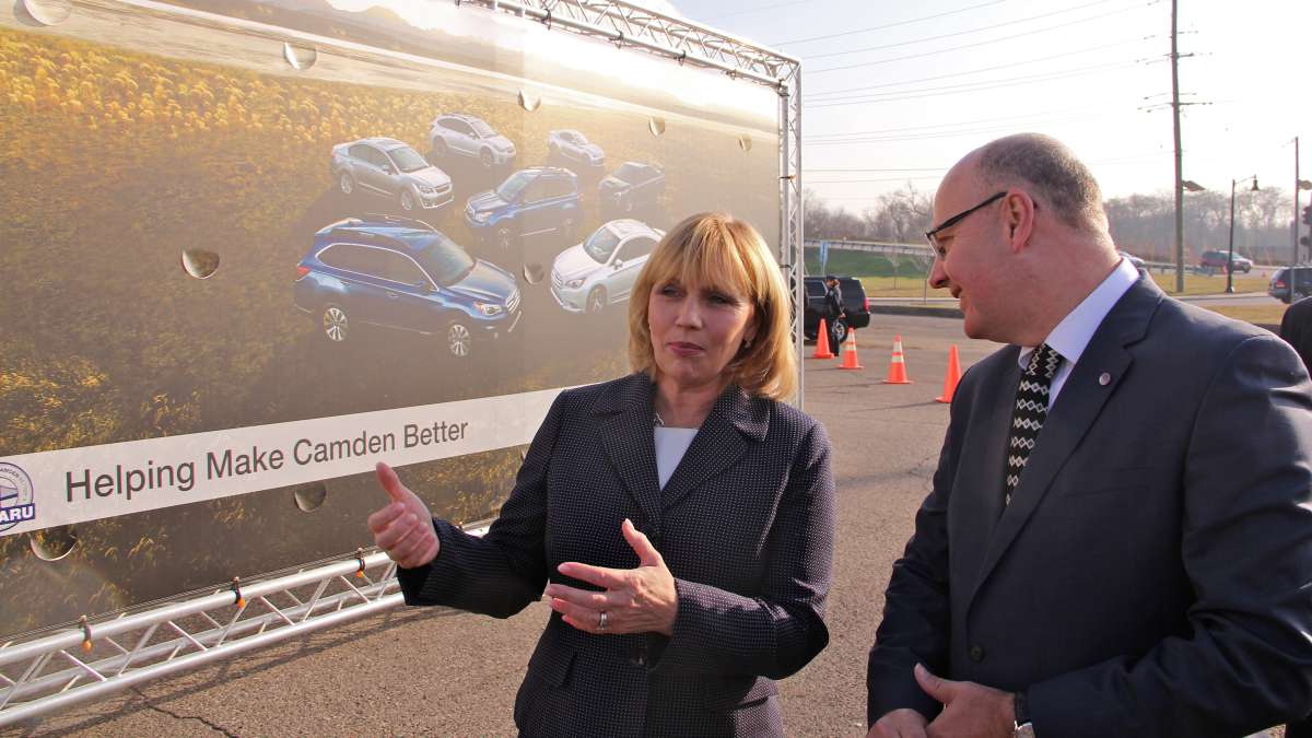 New Jersey Lt. Gov. Kim Guadagno talks with Subaru's head of communications Michael McHale before the groundbreaking. (Emma Lee/WHYY)