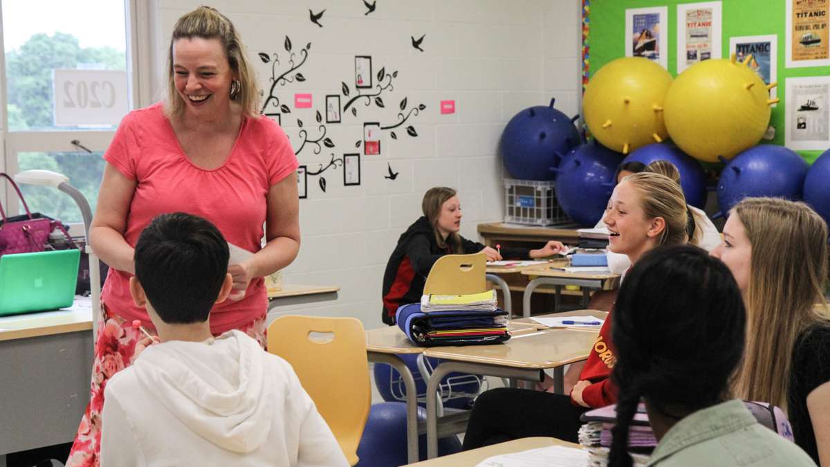  Rose Tree Media school district 8th graders gather around their teacher Pam Gregg, who was nominated teacher of the year in 2015. (Kimberly Paynter/WHYY) 