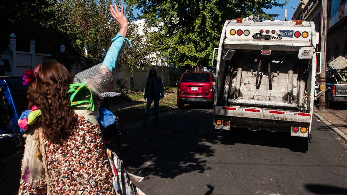 A fond farewell after the Happy Trash Day celebration. (Brad Larrison/for NewsWorks)