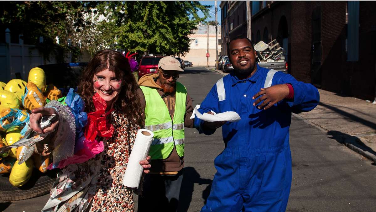 Smiles all around at Happy Trash Day in East Kensington. (Brad Larrison/for NewsWorks)