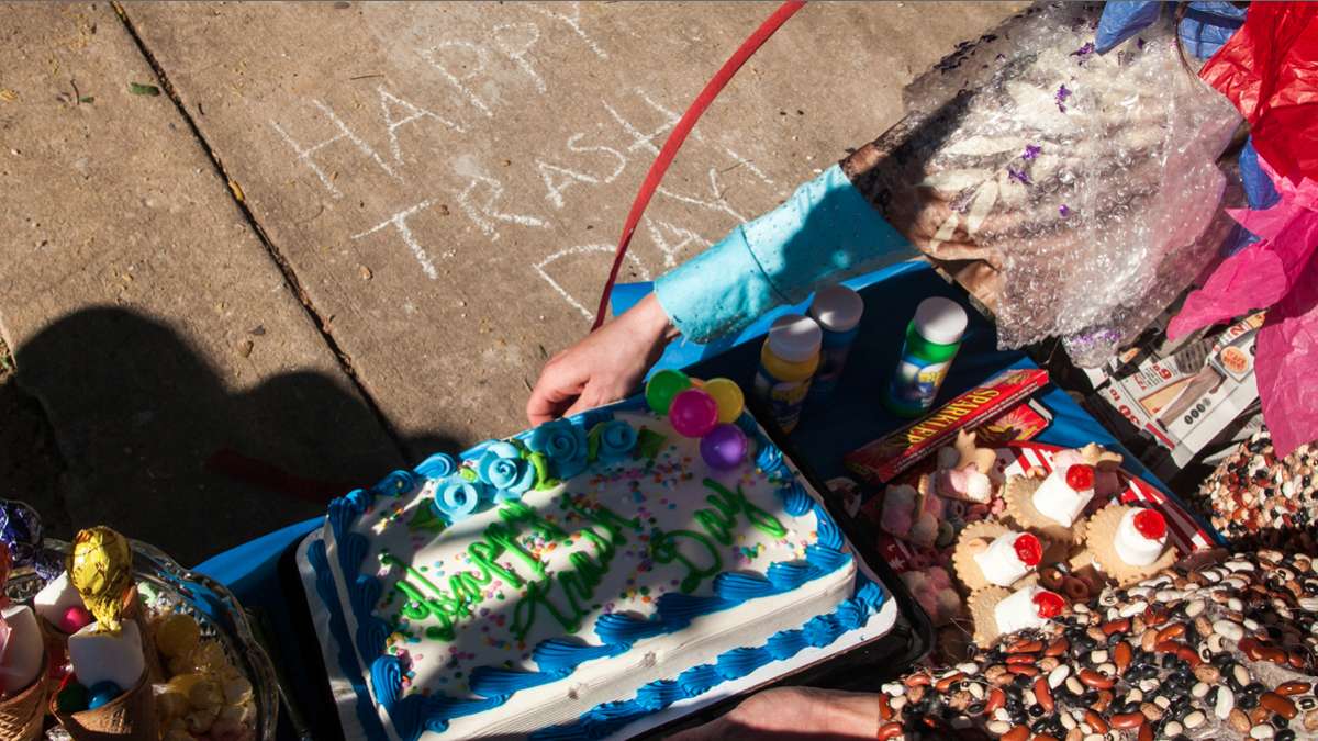 The 'Happy Trash Day' cake. (Brad Larrison/for NewsWorks)