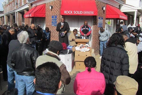 <p><p>The big crowd gathered for the turkey drive bowed for a prayer of thanks before the food was delivered. (Mark Eichmann/WHYY)</p></p>
