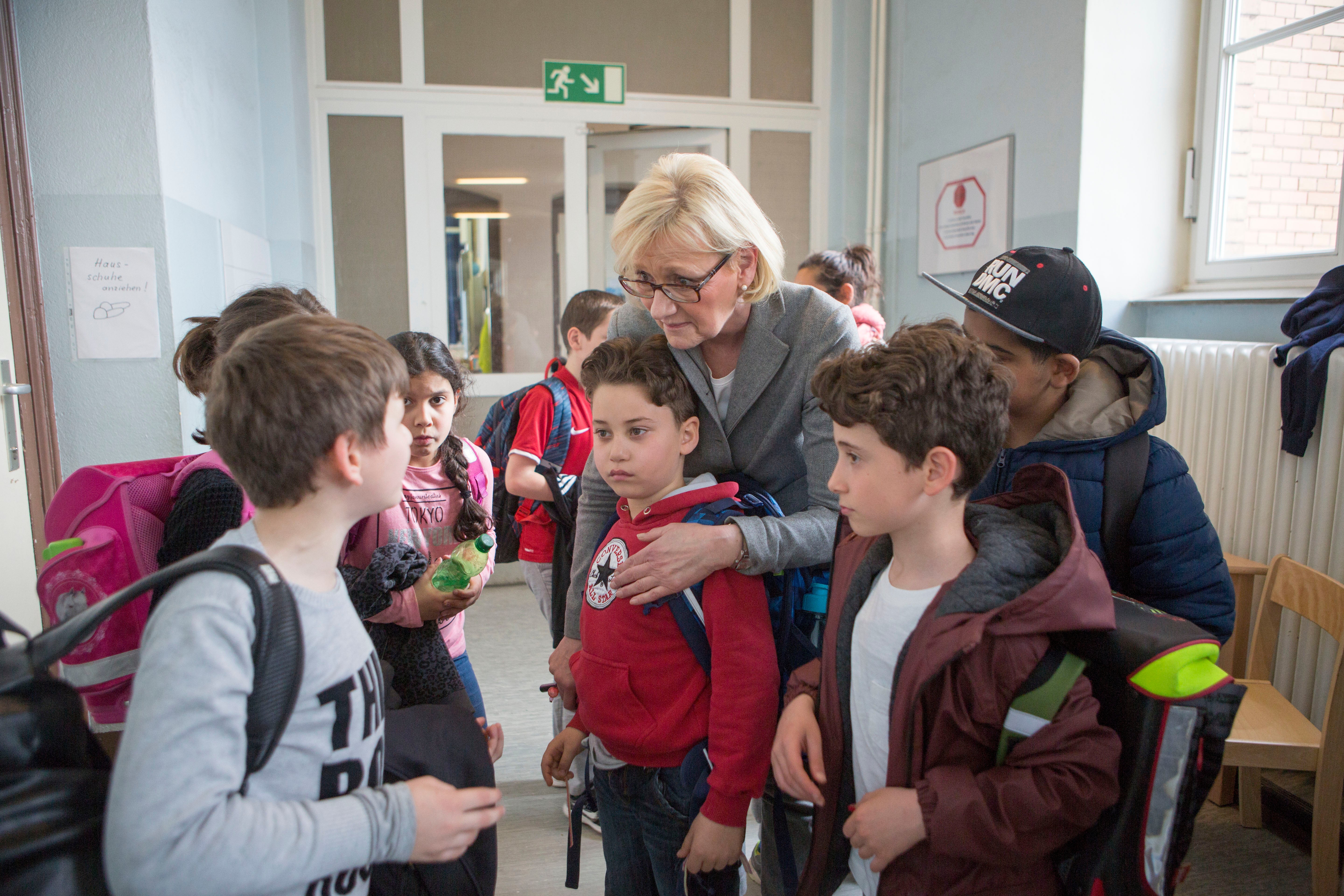 Principal Baumhver speaks to a group of students in the hallway of Vineta elementary.(Jessica Kourkounis/For Keystone Crossroads)