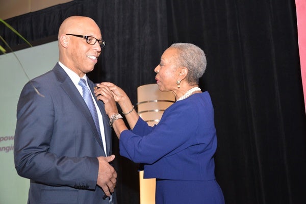 <p><p>William R. Hite, Superintendent of the School District of Philadelphia, is “pinned” by Urban League of Philadelphia CEO Patricia A. Coulter, making him an official Urban Leaguer. Hite was the keynote speaker at the luncheon. (Photo courtesy of Paul Coker)</p></p>
