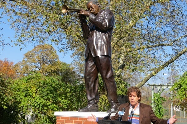 <p><p>Artist Jon Hair poses next to statue</p></p>
