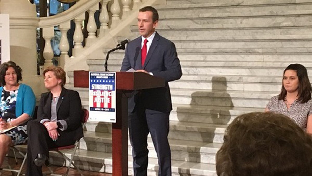  Lebanon County District Attorney Dave Arnold — who is also president of the state District Attorneys Association — speaks at a pro-mandatory minimum rally at the Capitol. (Katie Meyer/WITF) 