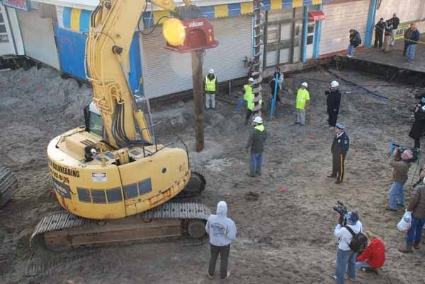 <p><p><span style="font-family: Verdana; font-size: small;">A pile driver intalls the first pile in the beach off Dupont Avenue to support Seaside Heights' new boardwalk. (Sandy Levine/for NewsWorks)</span></p></p>
