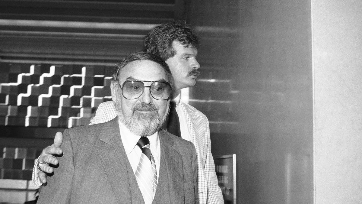 Melvin Weinberg foreground, leaves federal court in Brooklyn, on Tuesday, Aug. 19, 1980. (AP Photo)
