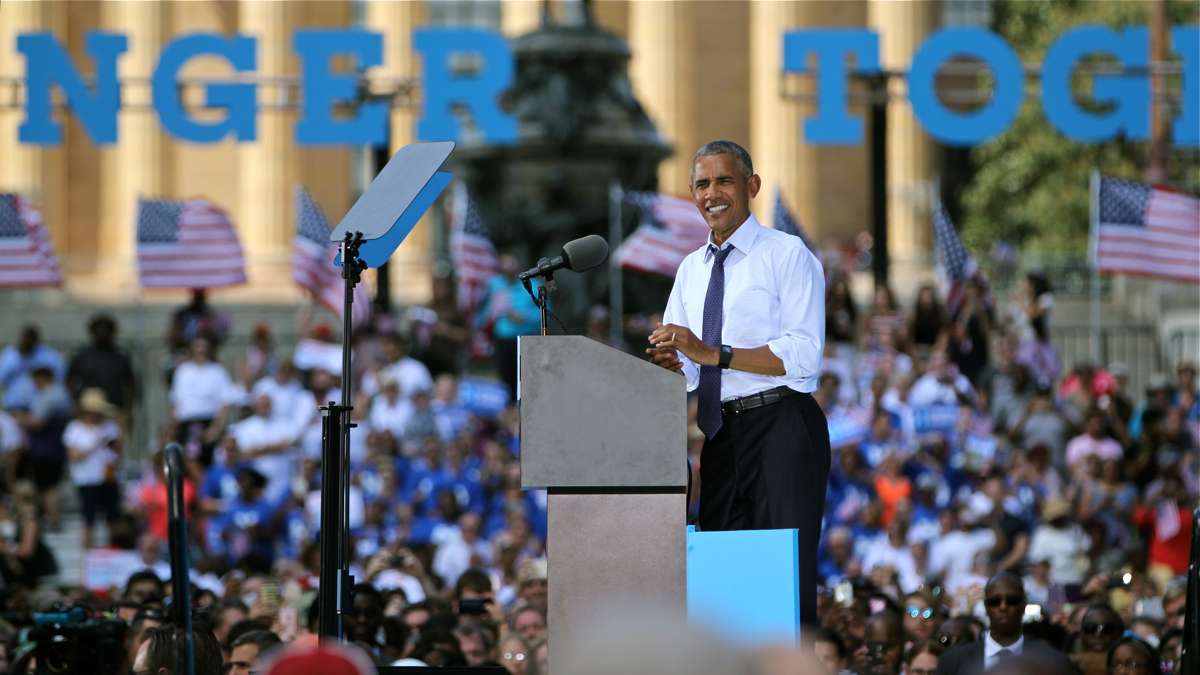 President Barack Obama speaks at Eakins Oval on Sept. 13, 2016, urging Philadelphians to cast their votes for Hillary Clinton. (Emma Lee/WHYY)