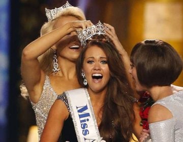  Miss North Dakota Cara Mund reacts after being named Miss America Sunday in Atlantic City in 2017. (AP Photo/Noah K. Murray) 