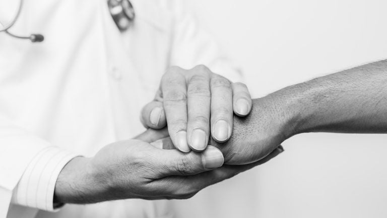  (<a href='https://www.bigstockphoto.com/image-159092963/stock-photo-two-people-holding-hands-for-comfort-black-and-white-doctor-s-hands-holding-patient-s-hand-for-encouragement-and-empathy-doctor-concept-doctor-man-doctor-support-doctor-talk-doctor-trust-doctor-shake-doctor-waiting'>karn684</a>/Big Stock Photo) 