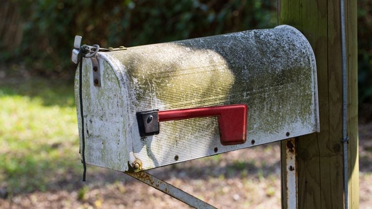  (<a href='https://www.bigstockphoto.com/image-179930848/stock-photo-old-mailbox-us-letterbox-rust-rusted-send'>Dagmar Breu</a>/Big Stock Photo) 