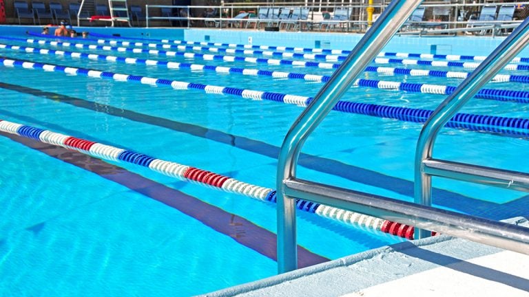 (<a href='https://www.bigstockphoto.com/image-25719701/stock-photo-community-swimming-pool-with-swim-lanes'>CherylCasey</a>/Big StockPhoto)