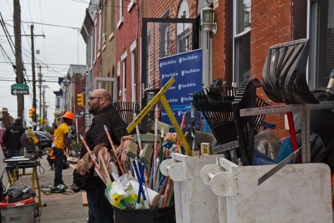 Rebuilding Together Philadelphia organized volunteers to renovate homes on the 1900 block of Somerset in Philadelphia’s Kensington neighborhood. (Kimberly Paynter/WHYY)