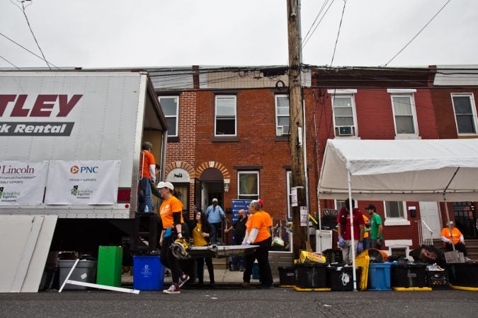 Rebuilding Together Philadelphia organized volunteers to renovate homes on the 1900 block of Somerset in Philadelphia’s Kensington neighborhood. (Kimberly Paynter/WHYY)