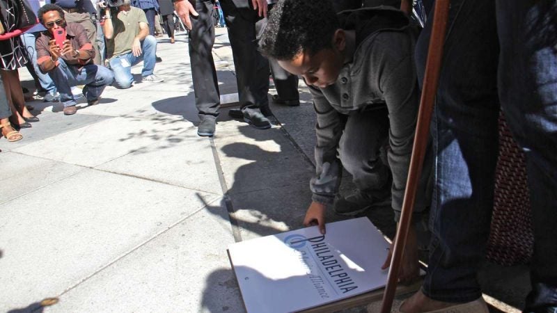 Jett Roberts uncovers the plaque for his mother, Jill Scott, at the Walk of Fame awards.