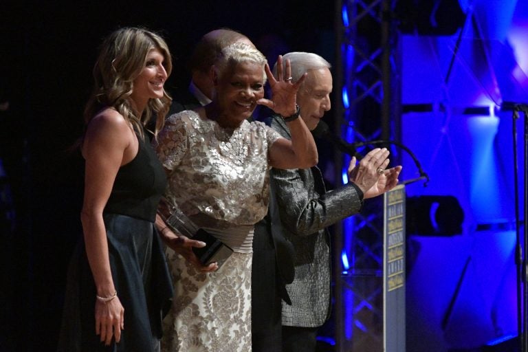 Dionne Warwick waves to the crowd while accepting the Marian Anderson award.