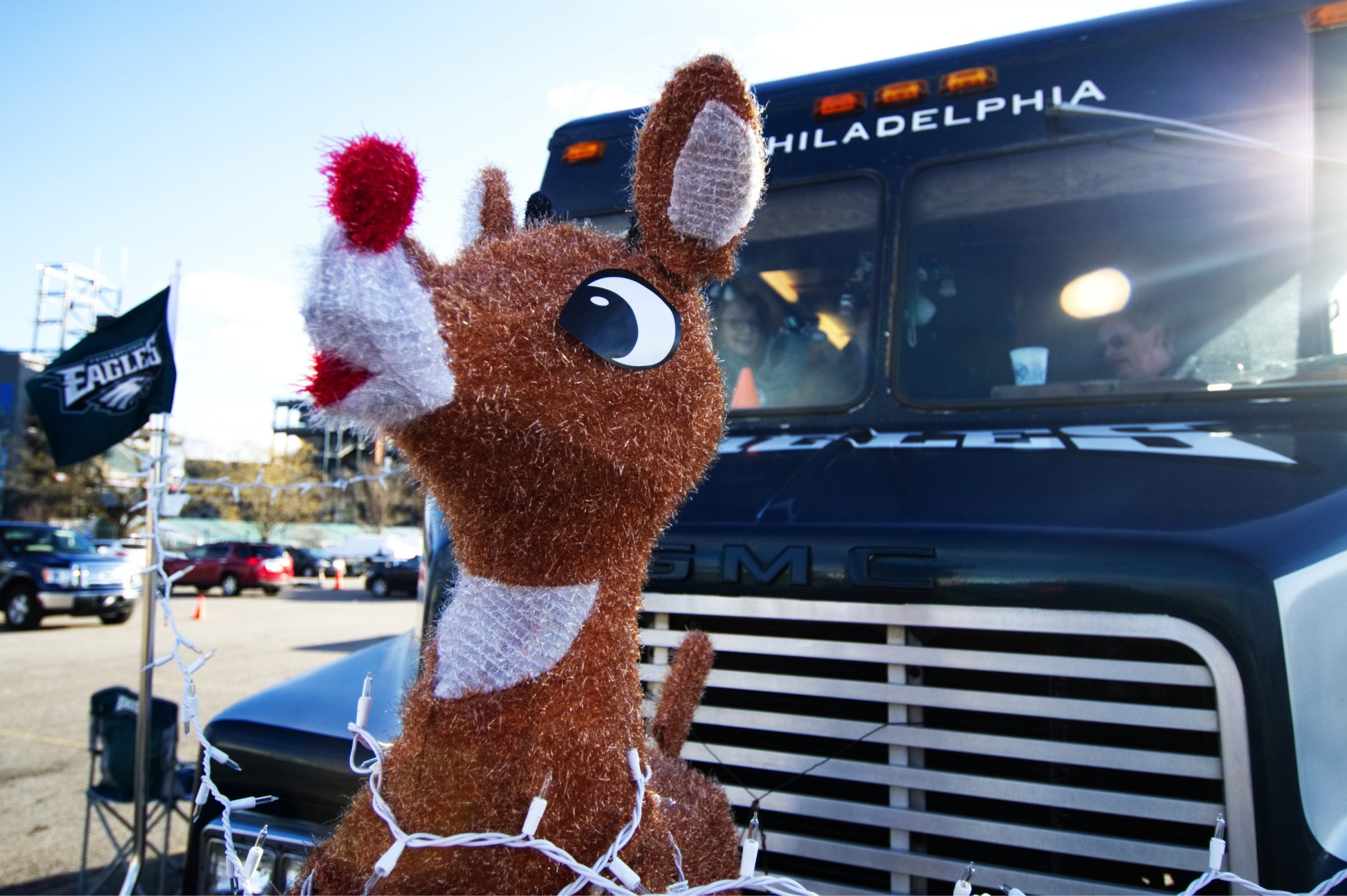 Christmas marathon tailgating for hardy Eagles fans - WHYY